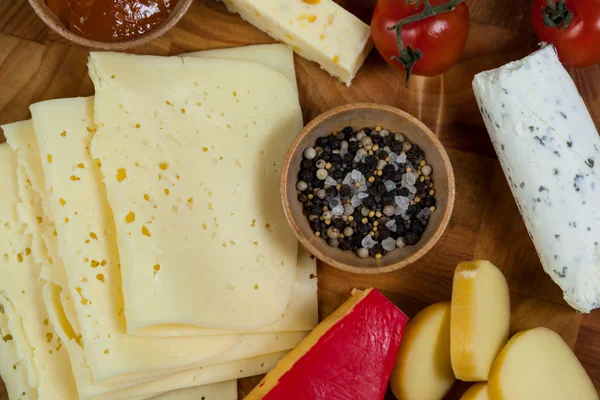Diferentes tipos de queso, tomate cherry —  Fotos de Stock