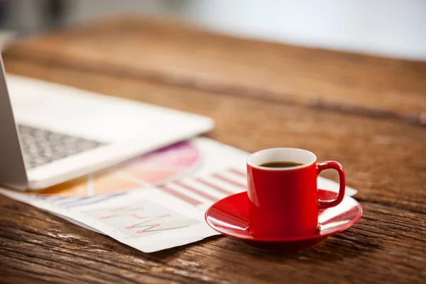 Xícara de café vermelho na mesa de madeira — Fotografia de Stock