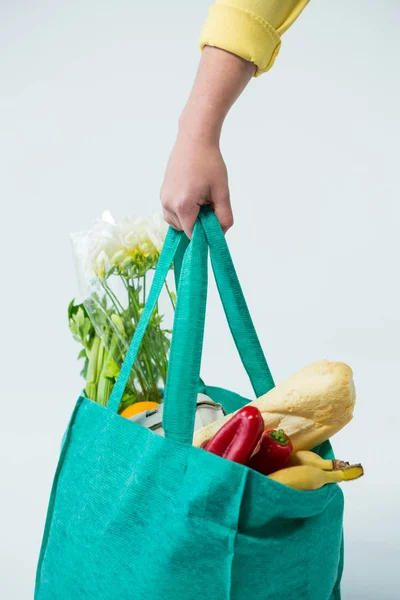 Mão de uma mulher segurando saco de supermercado — Fotografia de Stock