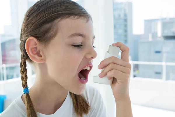 Ragazza che utilizza pompa asma — Foto Stock