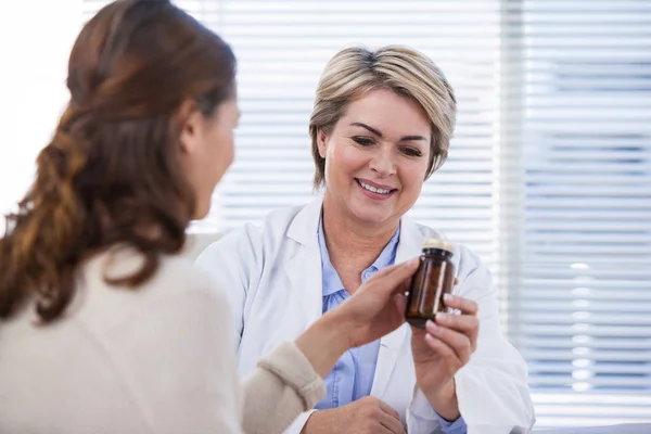 Medico femminile che spiega la medicina al paziente — Foto Stock