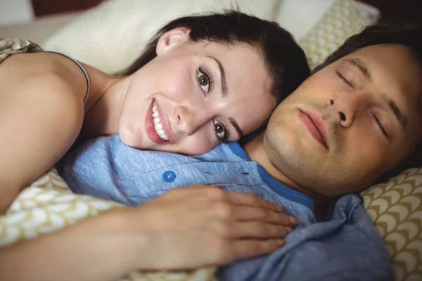 Романтическая пара отдыхает на кровати — стоковое фото