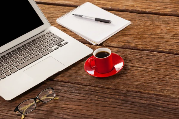 Laptop, Brille und Notizblock mit Kaffee — Stockfoto