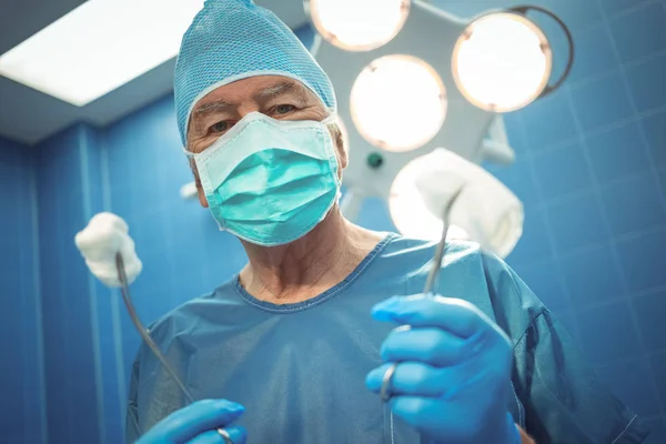 Chirurg hält chirurgische Werkzeuge in der Hand — Stockfoto