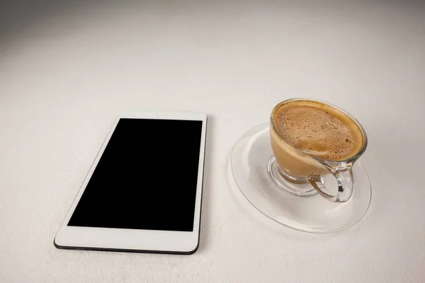 Tableta digital y taza de café —  Fotos de Stock