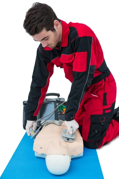 Paramédico praticando ressuscitação em manequim — Fotografia de Stock