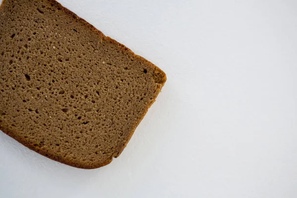 Ψωμί μία φέτα σε λευκό — Φωτογραφία Αρχείου