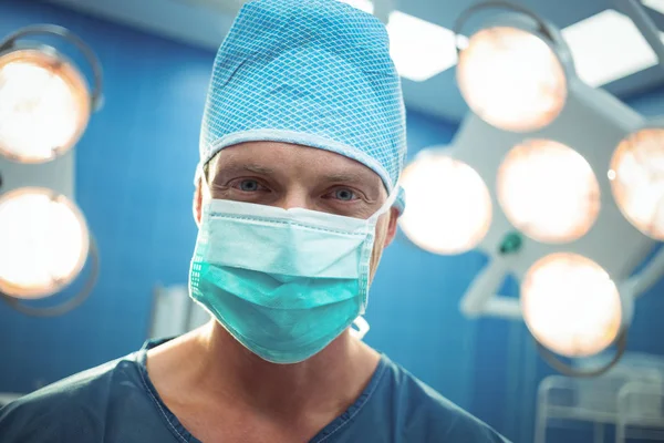 Surgeon wearing surgical mask in operation theater — Stock Photo, Image