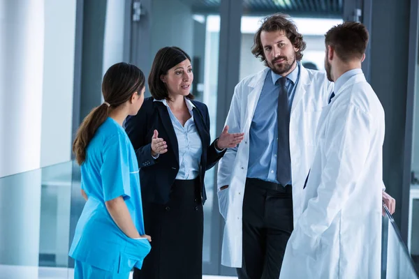 Empresaria interactuando con médicos — Foto de Stock