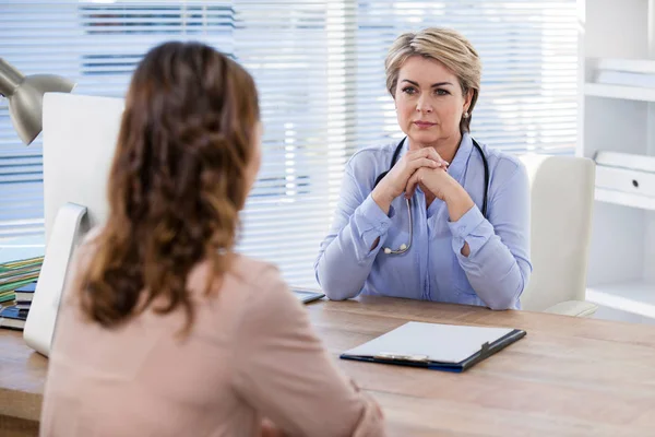 Patienten rådfråga en läkare — Stockfoto