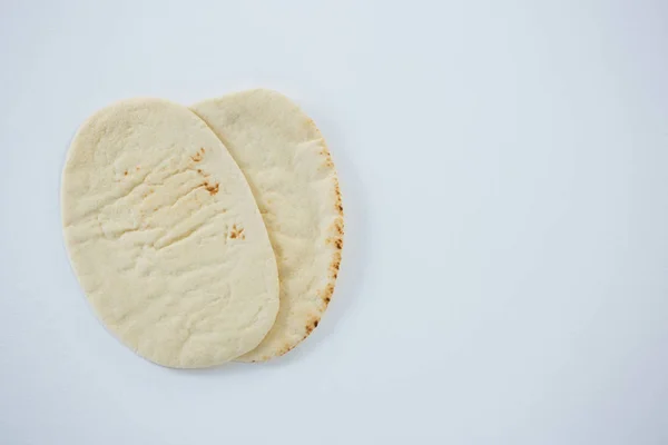 白色衬底上的两个平面面包 — 图库照片