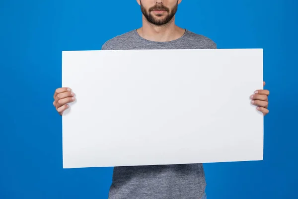 Чоловік тримає чистий плакат — стокове фото
