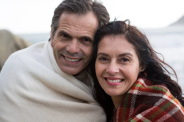 Par insvept i sjal på stranden — Stockfoto