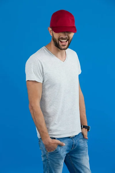 Hombre alegre en gorra —  Fotos de Stock