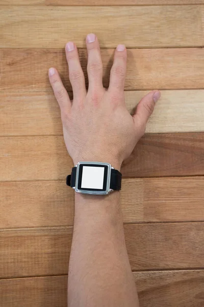 Člověk ruku na sobě chytré hodinky — Stock fotografie
