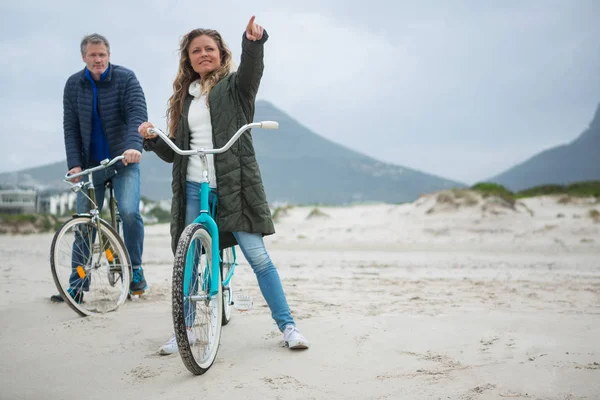 Couple à vélo pointant à distance — Photo