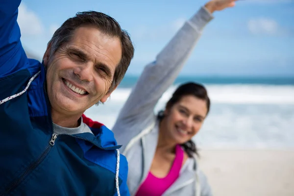 Casal realizando exercício de alongamento — Fotografia de Stock