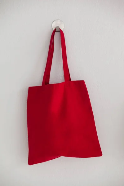 Червона сумка висить на стіні — стокове фото