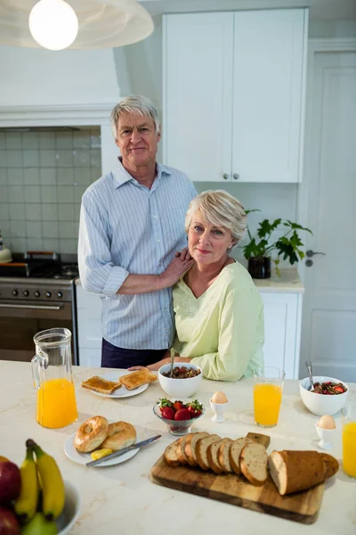 Pareja de ancianos de pie en la cocina —  Fotos de Stock