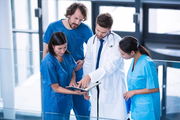 Kirurger, läkare och sjuksköterska en diskussion — Stockfoto