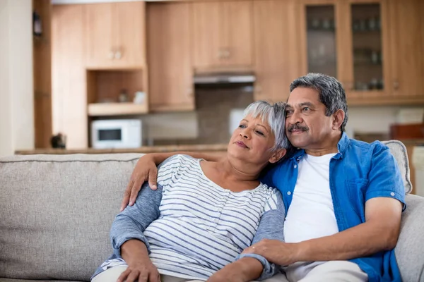 Äldre par omfamnar varandra — Stockfoto