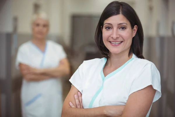 Krankenschwester steht im Flur — Stockfoto