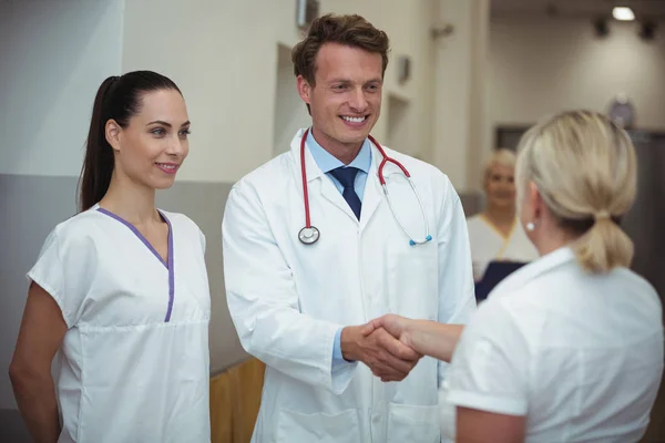 Médico estrechando la mano con la enfermera —  Fotos de Stock