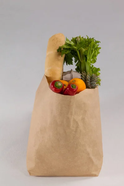 Frutas y verduras en bolsa de supermercado marrón — Foto de Stock