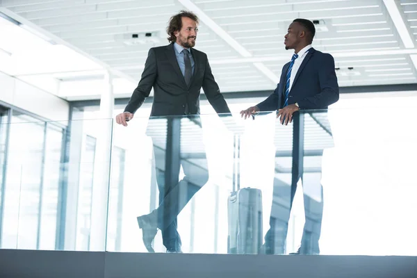 Zakenman praten met collega — Stockfoto