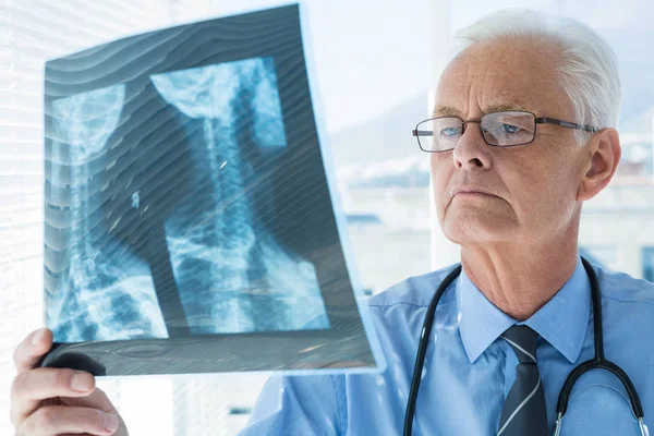 Doctor analizando informe de rayos X — Foto de Stock
