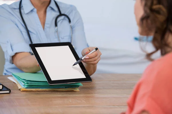 Arzt diskutiert mit Patient über Tablette — Stockfoto