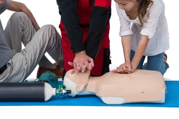 Paramedische opleiding cardiopulmonale reanimatie aan meisje — Stockfoto