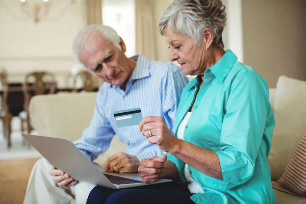 Äldre par gör online shopping — Stockfoto