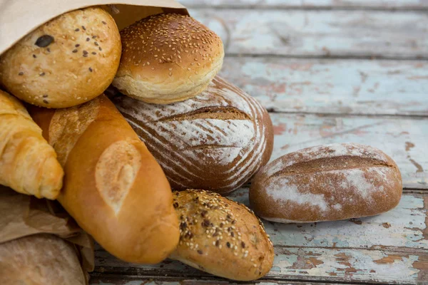 Ahşap yüzey üzerinde ekmek — Stok fotoğraf