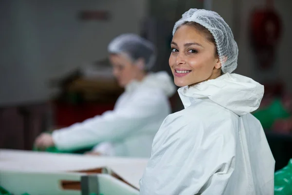 Slaktaren står i kött fabriken — Stockfoto