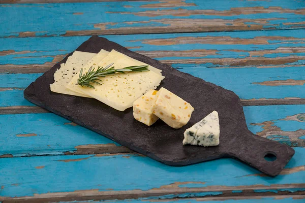 Сыр с розмарином на доске — стоковое фото