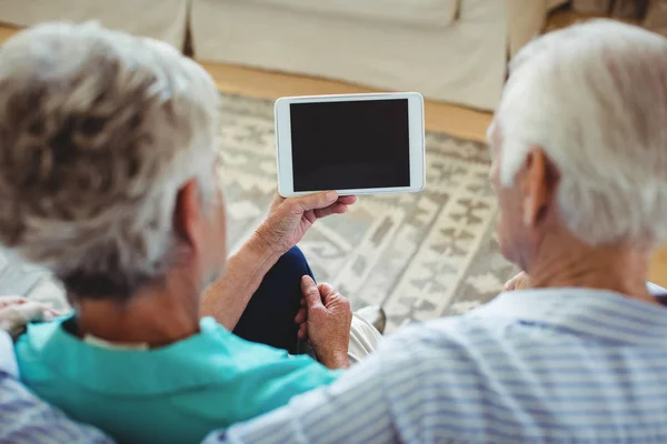Ηλικιωμένο ζευγάρι Χρησιμοποιώντας Tablet στο σπίτι — Φωτογραφία Αρχείου