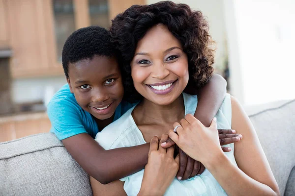 Madre e figlio che si abbracciano — Foto Stock