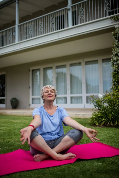 Senior vrouw die yoga beoefent — Stockfoto