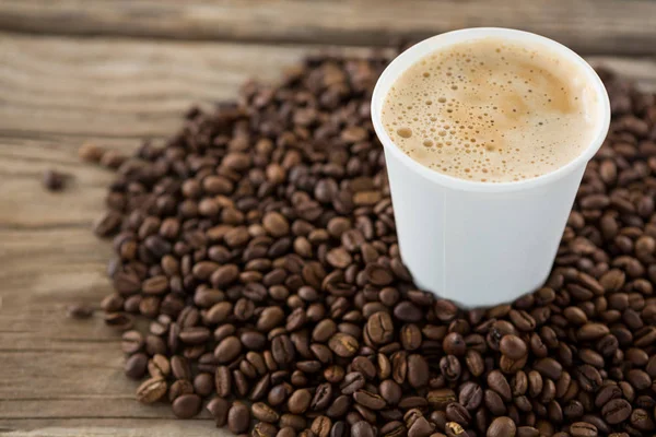 Крупный план кофе с кофейными зёрнами — стоковое фото