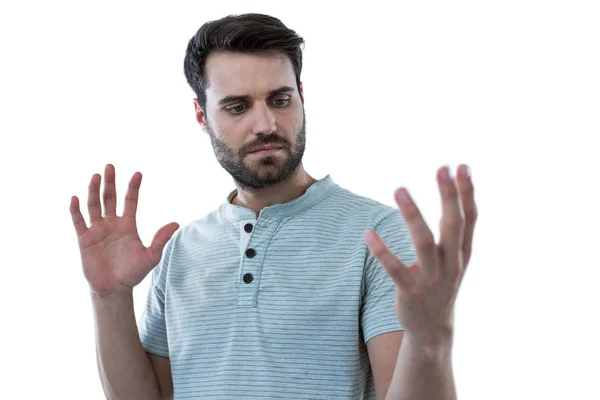 Homem fingindo segurar um objeto invisível — Fotografia de Stock