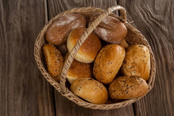 Sepet içinde çeşitli ekmek somunları — Stok fotoğraf