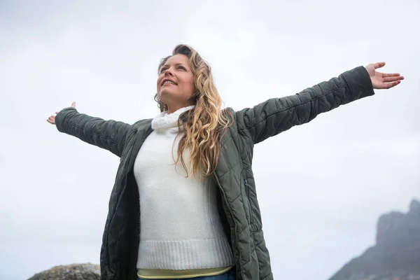 Femme heureuse avec les bras grands ouverts — Photo