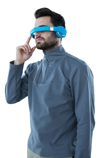 Uomo utilizzando cuffie realtà virtuale — Foto Stock