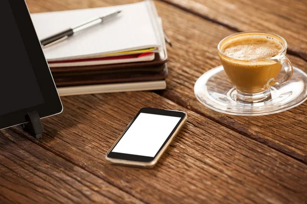 Tablette avec smartphone et café — Photo