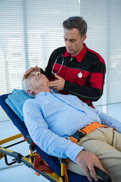 Paramédico examinando o paciente — Fotografia de Stock