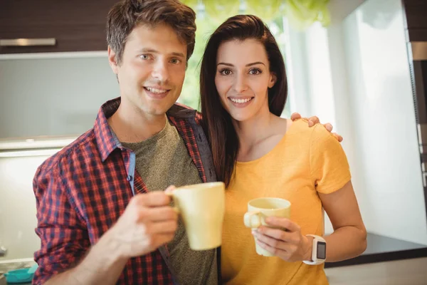 Пара пьет кофе на кухне — стоковое фото