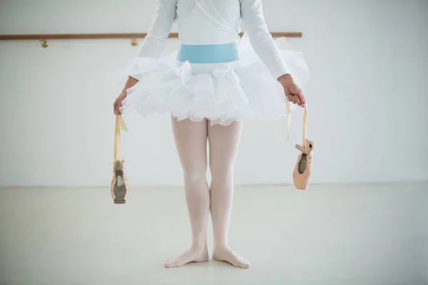 Bailarina sosteniendo zapatos de ballet — Foto de Stock