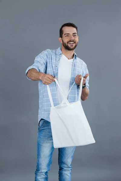 男人抱着一个空的购物袋 — 图库照片