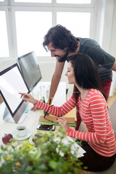 Diseñadores gráficos trabajando sobre el ordenador —  Fotos de Stock